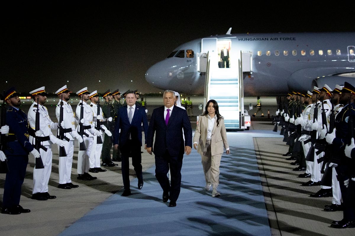 Abu-Dzabi, 2025. szeptember 11.
A Miniszterelnöki Kommunikációs Főosztály által közreadott képen Orbán Viktor miniszterelnök (k), miután megérkezett Abu-Dzabiba 2025. szeptember 11-én. A kormányfő szeptember 12-én tárgyalást folytat Mohamed bin Zájed an-Nahján sejkkel, az Egyesült Arab Emírségek elnökével, Abu-Dzabi uralkodójával.
MTI/Miniszterelnöki Kommunikációs Főosztály/Fischer Zoltán