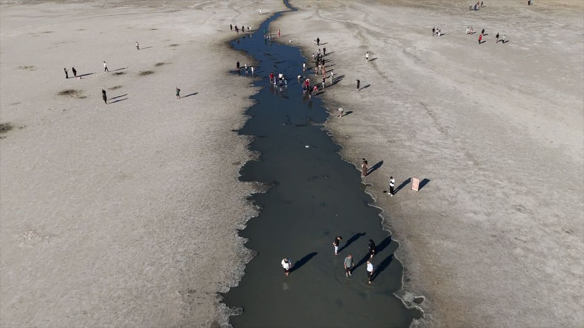 ANKARA, TURKIYE - AUGUST 29: An aerial view of the dried lakebed of Tuz Lake, affected by drought and excessive evaporation in Ankara, Turkiye, on August 29, 2025. Despite the fact that a large part of Tuz Lake has dried up and shrunk due to drought, and only a small part of it has water in August, it continues to be a popular destination for visitors. Cagri Korucu / Anadolu (Photo by Cagri Korucu / Anadolu via AFP)