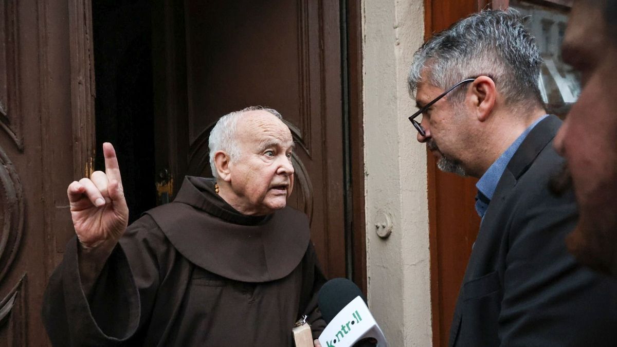 Győzött a józan ész: Hadházyék eltakarodnak a ferences templomtól