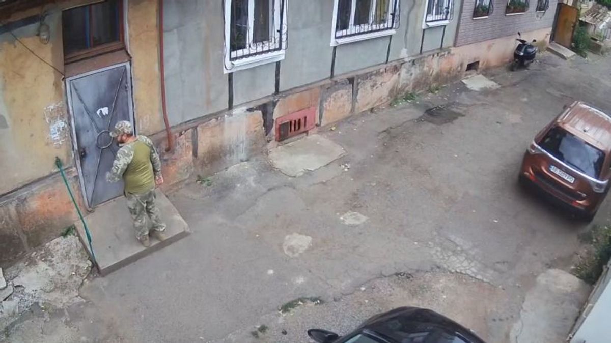 Újabb kétségbeesett jelenet Ukrajnában: bezárkózott a sorozók elől menekülő férfi + videó