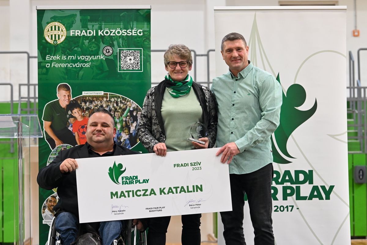 Budapest, 2023. november 23.
Maticza Katalin utánpótlásedző átveszi a Fradi Szív elismerést Sas Sándor paralimpikon erőemelőtől és Keller József egykori válogatott labdarúgótól a Fradi Fair Play díjak átadása alkalmából rendezett gálán 2023. november 23-án.
MTI/Illyés Tibor
