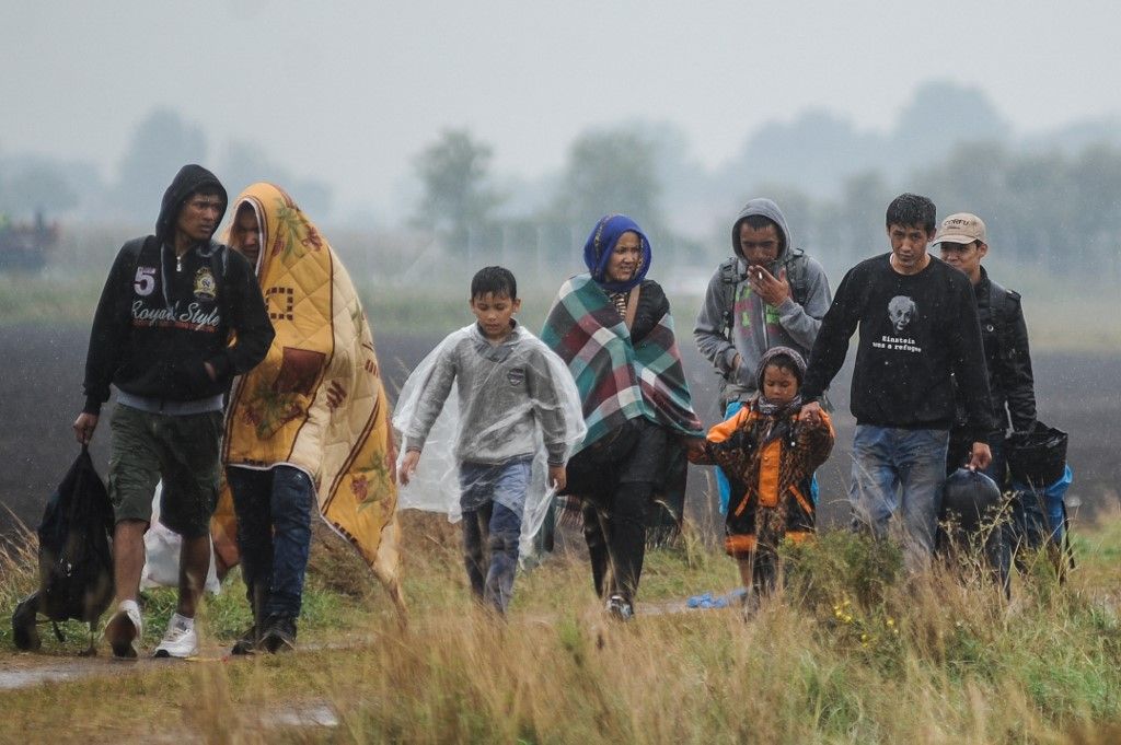 Fényfestéssel emlékeztek a migrációs válság tíz évvel ezekőtti kezdetére a Keletinél (Illusztráció, forrás: Anadolu via AFP)