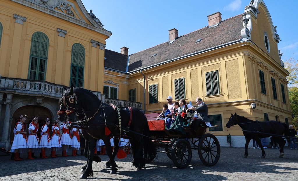 Nagytétényi Kastély
A Nagytétényi Szüreti Mulatság felvonulásával  megnyílt a Száraz-Rudnyánszky-kastély kertje.
