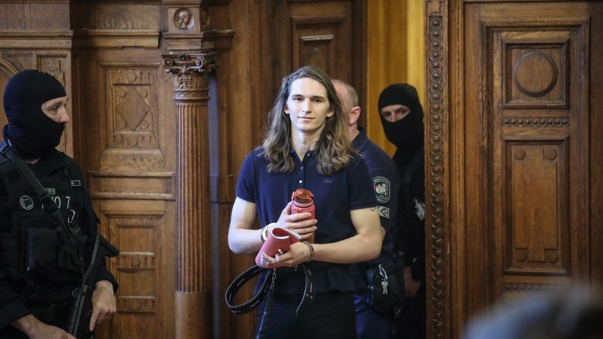 Szándékosan provokálta a börtönőröket az antifa, hogy aztán a bíróságon elsírhassa magát