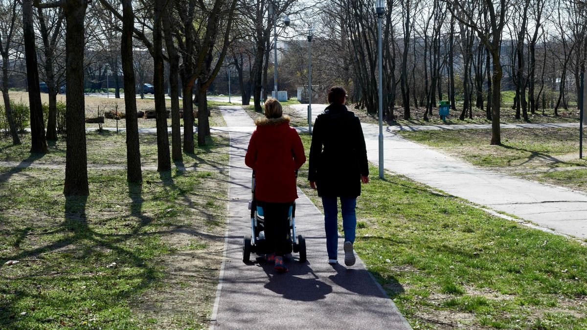 Budapest, 2023. március 18.
Egy fiatal pár babakocsival sétál a megújult kőbányai Sportliget területén. A Sportliget, más néven Újhegy park a főváros X. kerületének keleti szélén fekszik, ahol többek között sportpályák, fitneszpark, frizbi golf pálya, rekortán futópálya, Petanque-, streetball-, teqball pályák várják a sportolni vágyókat.
MTVA/Bizományosi: Róka László 
***************************
Kedves Felhasználó!
Ez a fotó nem a Duna Médiaszolgáltató Zrt./MTI által készített és kiadott fényképfelvétel, így harmadik személy által támasztott bárminemű – különösen szerzői jogi, szomszédos jogi és személyiségi jogi – igényért a fotó szerzője/jogutódja közvetlenül maga áll helyt, az MTVA felelőssége e körben kizárt.