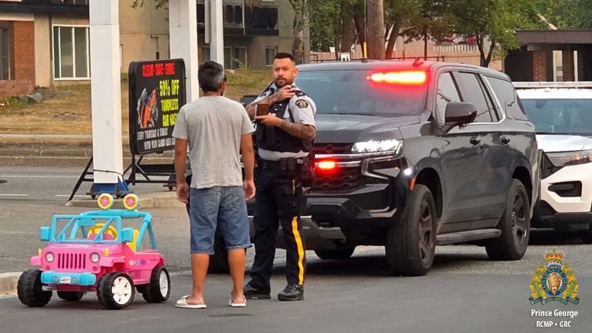 Ilyet még a rendőrök sem láttak: ittas felnőtt vezet egy Barbie-autót