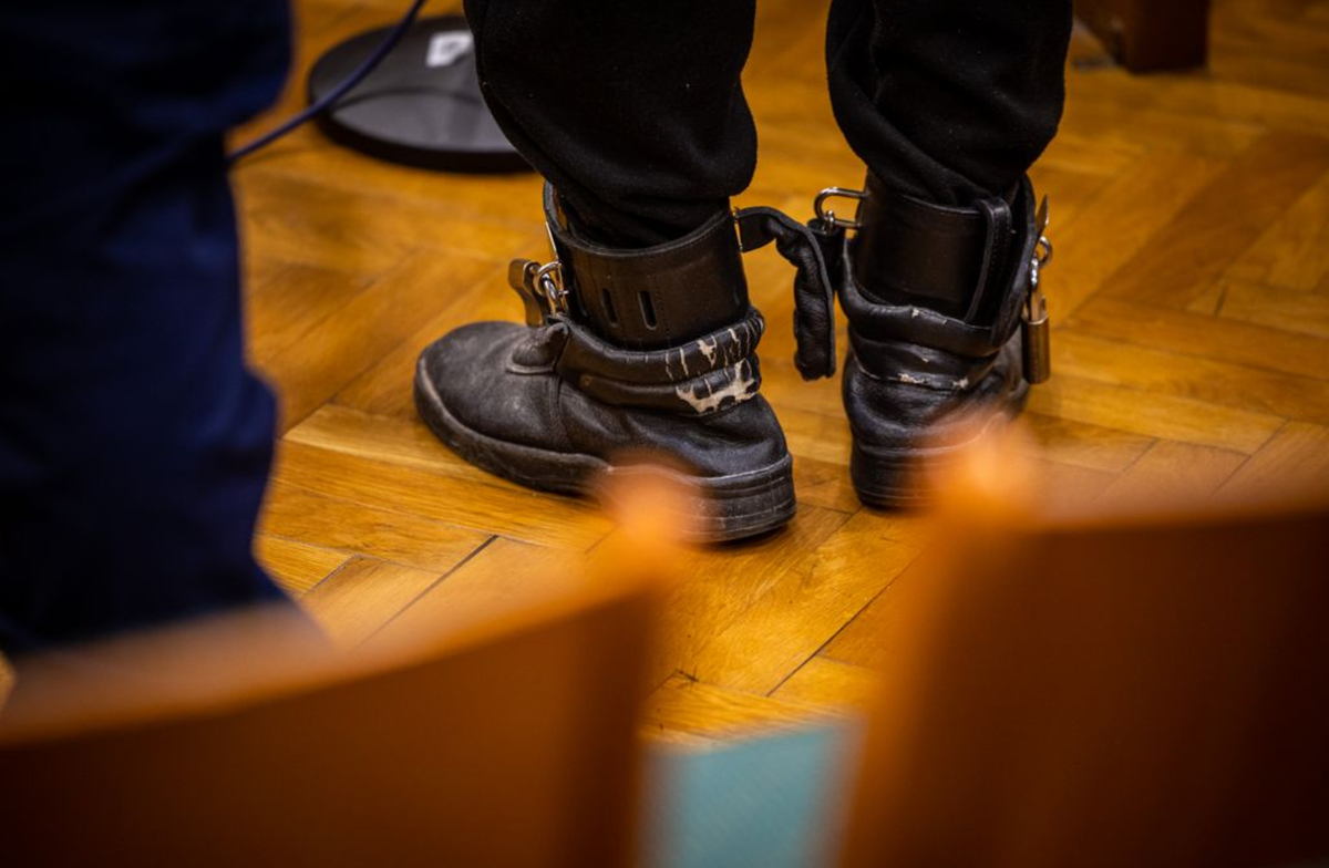 A Gyulai Törvényszék előtt a mezőberényi gyilkosság vádlottja, aki mindent beismert, mégis tárgyalást tartanak az ügyében.