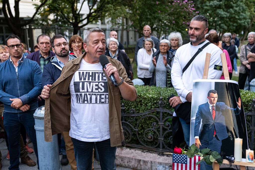 Bayer Zsolt csendes, méltóságteljes gyertyagyújtásra hív minden jóérzésű embert szeptember 18-án, csütörtökön este hat órára a budapesti Szabadság térre, az Egyesült Államok nagykövetsége elé. 
Charlie Kirk megemlékezés