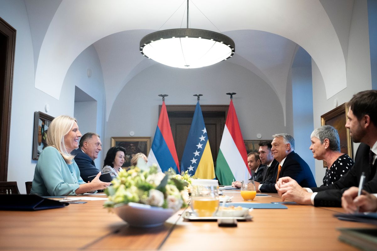 A Miniszterelnöki Kommunikációs Főosztály által közreadott képen Orbán Viktor miniszterelnök (j3) Milorad Dodikkal, a bosznia-hercegovinai Szerb Köztársaság (RS) elnökével (b2) tárgyal, balról Zeljka Cvijanovic, a bosznia-hercegovinai államelnökség szerb tagja a Karmelita kolostorban 2025. szeptember 22-én (Fotó: MTI/Miniszterelnöki Kommunikációs Főosztály/Benko Vivien Cher)