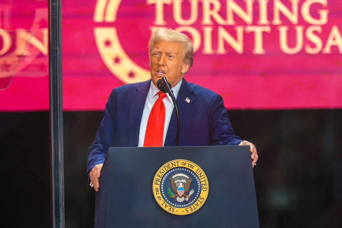 Tömegek előtt búcsúzott Donald Trump Charlie Kirktől. Az elnök szerint a merénylet a nemzet elleni támadás volt, de Kirk hangja erősebben szól, mint valaha.