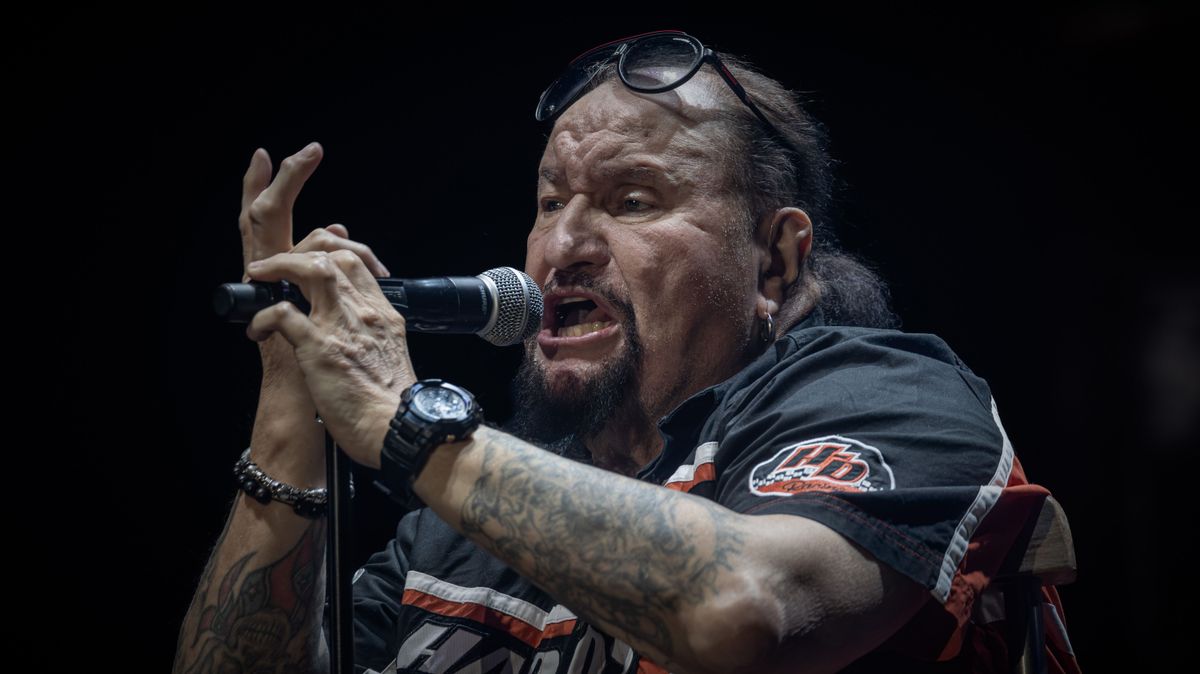Monstre koncerttel ünnepli 77. születésnapját Deák Bill Gyula, ikonikus dalok csendülnek fel az Arénában