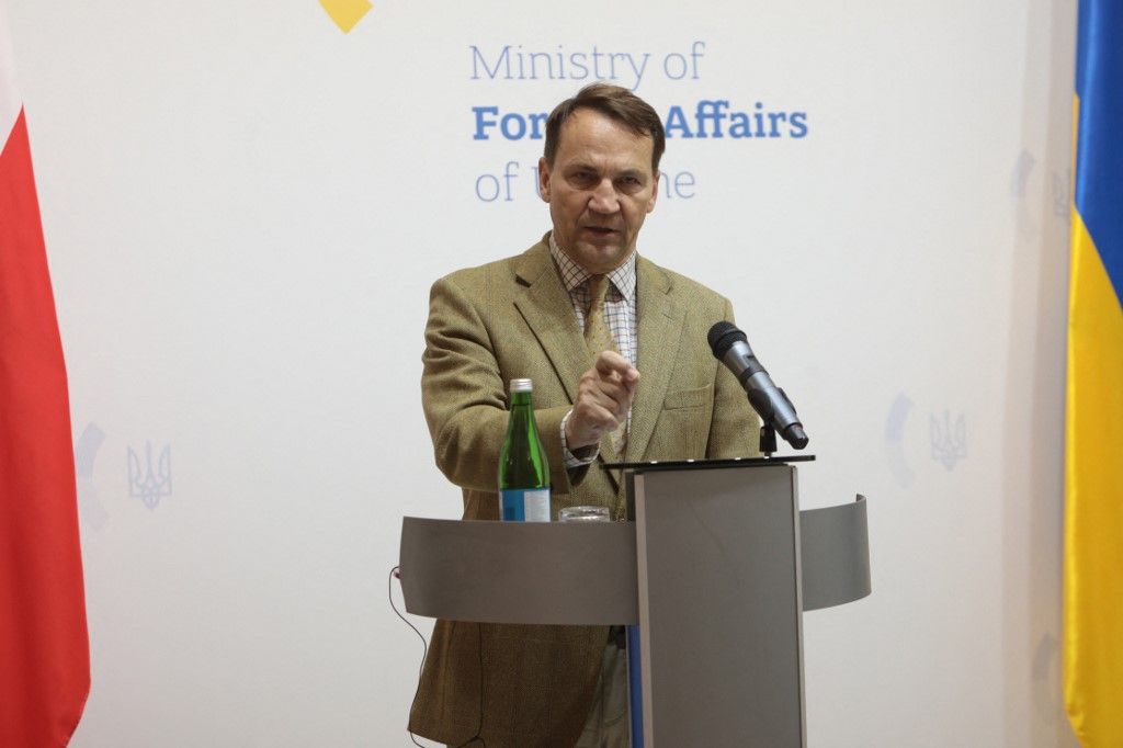 Tusk külügyminisztere, Radoslaw Sikorski pénteken Kijevbe látogatott