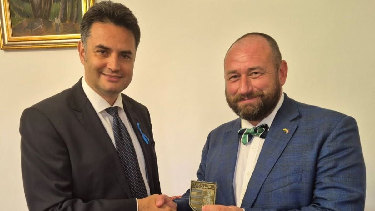“Slava Ukraini!” – Ex-PM Candidate Receives Badge from Ukraine's Ambassador to Budapest
