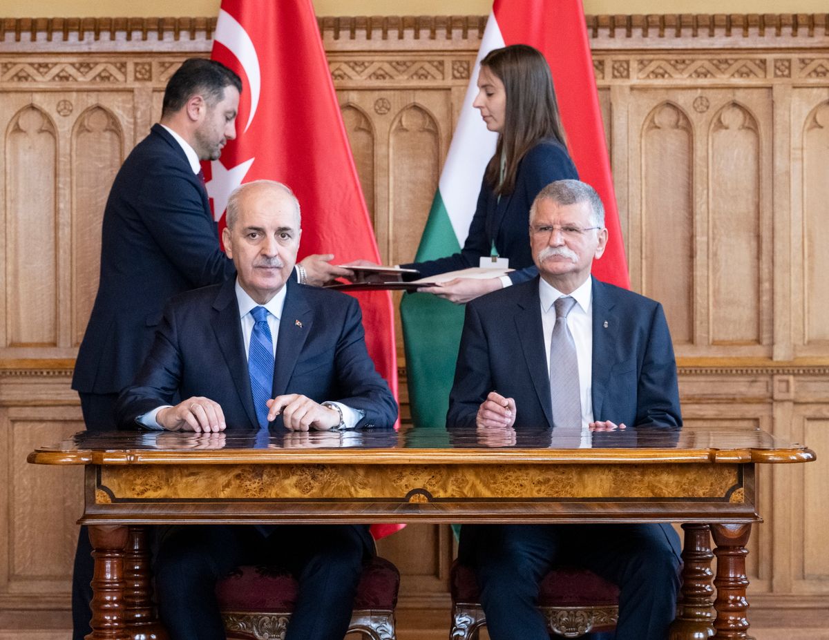 Kövér László, az Országgyűlés elnöke (j) és Numan Kurtulmus, a Török Nagy Nemzetgyűlés elnöke együttműködési megállapodást ír alá az Országház Pázmándy Dénes termében 2025. szeptember 29-én