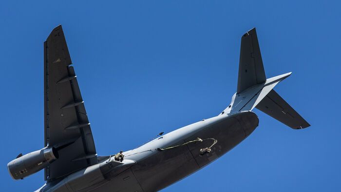 katonai hadgyakorlat

Hajmáskér, 2025. szeptember 12.

A Magyar Honvédség Különleges Műveleti Parancsnokságának katonái ejtőernyős ugrást hajtanak végre egy KC-390 katonai szállító repülőgépből az Adaptive Hussars 2025 gyakorlat keretében, Hajmáskér közel