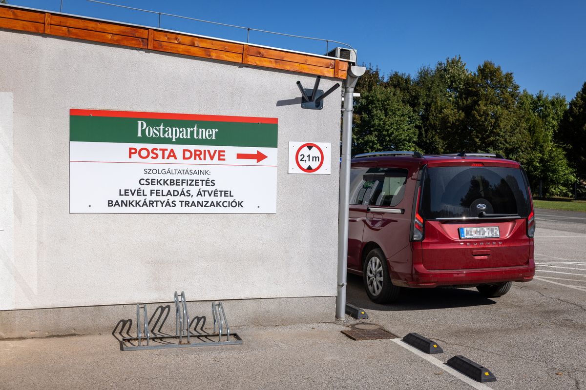 Nyíregyháza, 2025. szeptember 17.
A Magyar Posta első "drive-through" postahivatala Nyíregyházán 2025. szeptember 17-én. A Fokos utcában lévő postahivatal az országban elsőként biztosítja a Posta Drive szolgáltatást, amely lehetővé teszi a készpénz-átutalási megbízások befizetését, levélfeladást, levélátvételt és bankkártyás tranzakciókat anélkül, hogy az ügyfeleknek ki kellene szállniuk autójukból.
MTI/Erdős József