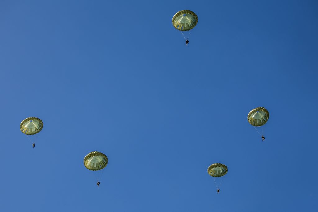 katonai hadgyakorlat

Hajmáskér, 2025. szeptember 12.

A Magyar Honvédség Különleges Műveleti Parancsnokságának katonái ejtőernyős ugrást hajtanak végre egy KC-390 katonai szállító repülőgépből az Adaptive Hussars 2025 gyakorlat keretében, Hajmáskér közel