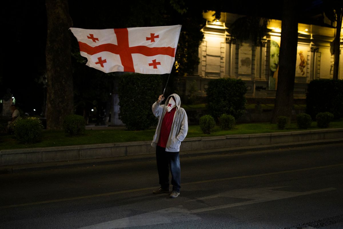 Kormányellenes tüntető Georgiában. Ukrajna is beavatkozna a választásokba?