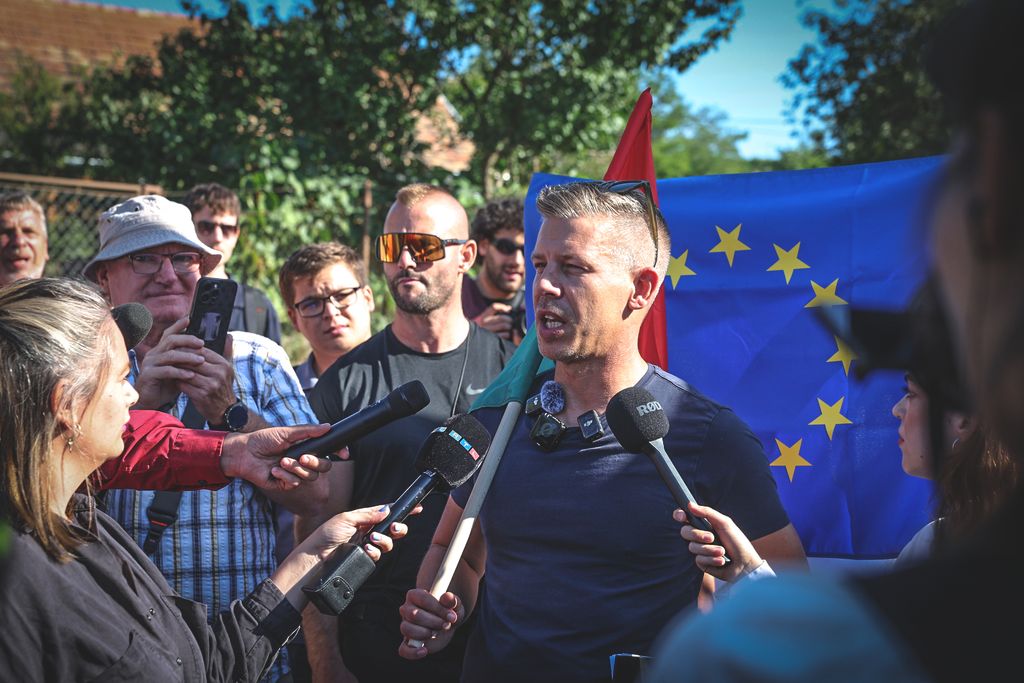 Magyar Péter és a rendőrsorfal Kötcse