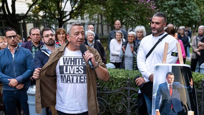 Bayer Zsolt csendes, méltóságteljes gyertyagyújtásra hív minden jóérzésű embert szeptember 18-án, csütörtökön este hat órára a budapesti Szabadság térre, az Egyesült Államok nagykövetsége elé. 
Charlie Kirk megemlékezés