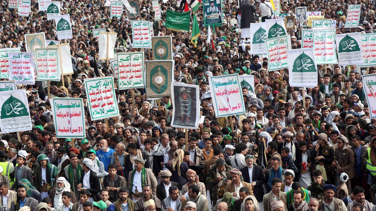 SANA'A, YEMEN - AUGUST 29: People gather at Sebin Square to protest against Israel’s attacks and starvation policies in Gaza after Friday prayers, on August 29, 2025 in Sana'a, Yemen. Yemeni military units also joined the demonstration, where participants voiced support for the people of Gaza and condemned Israel’s bombardments, war policies, and blockade. Mohammed Hamoud / Anadolu (Photo by Mohammed Hamoud / Anadolu via AFP)