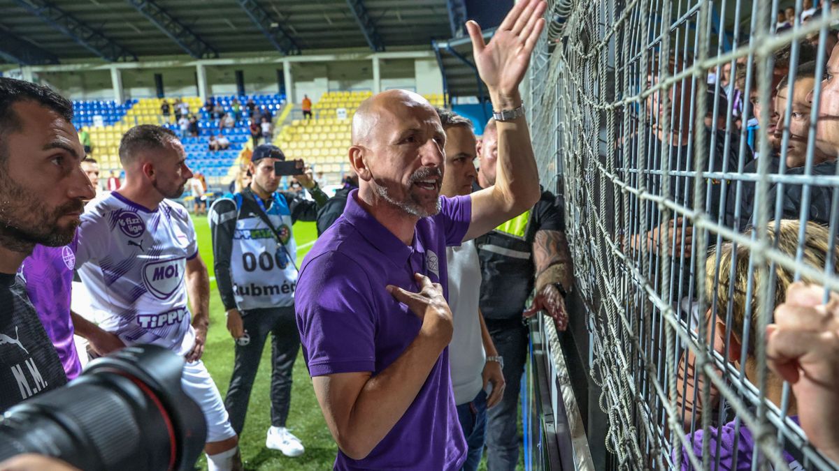 Damir Krznar vezetőedző egyre többször kénytelen magyarázkodni a türelmetlen és joggal elégedetlen szurkolóknak