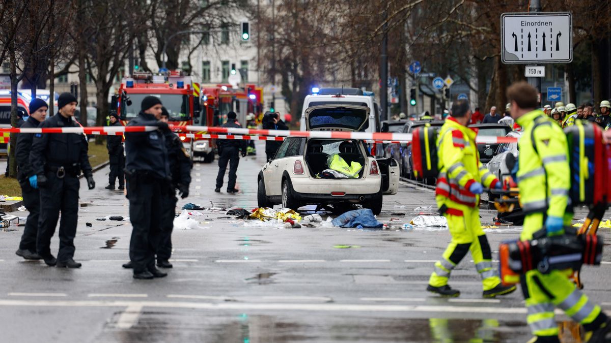 Tömegbe csapódik egy autó a pécsi Széchenyi téren – nemzetközi mentési bemutató lesz a városban
