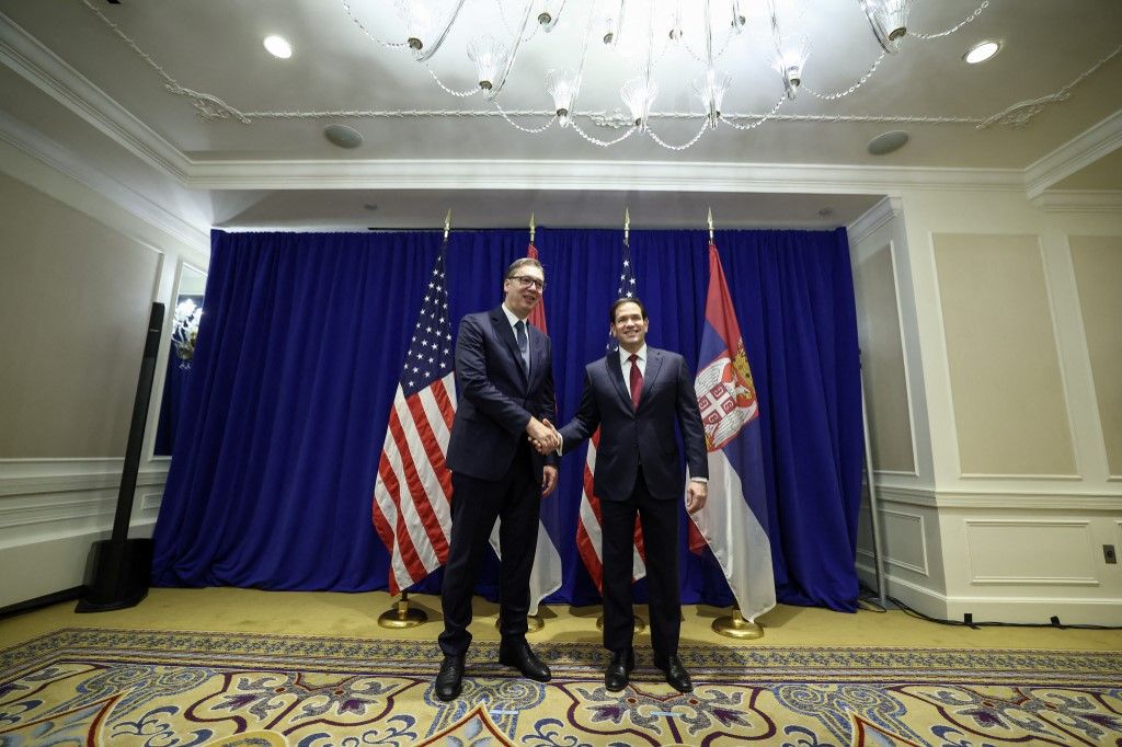 Marco Rubio (J) amerikai külügyminiszter találkozik Alekszandar Vucsics szerb elnökkel. A szankciók ügyében is tárgyalt a két fél (Fotó: AFP)