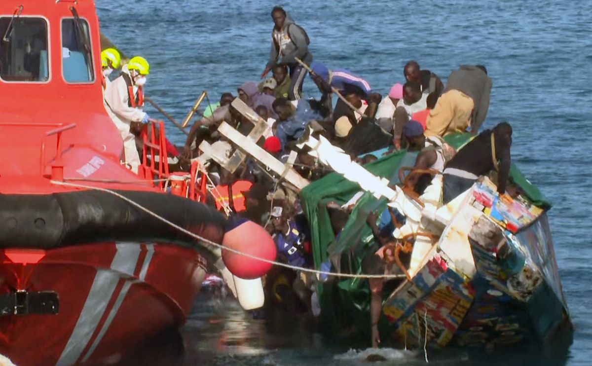 Migránsok érkeznek Spanyolország partjaihoz