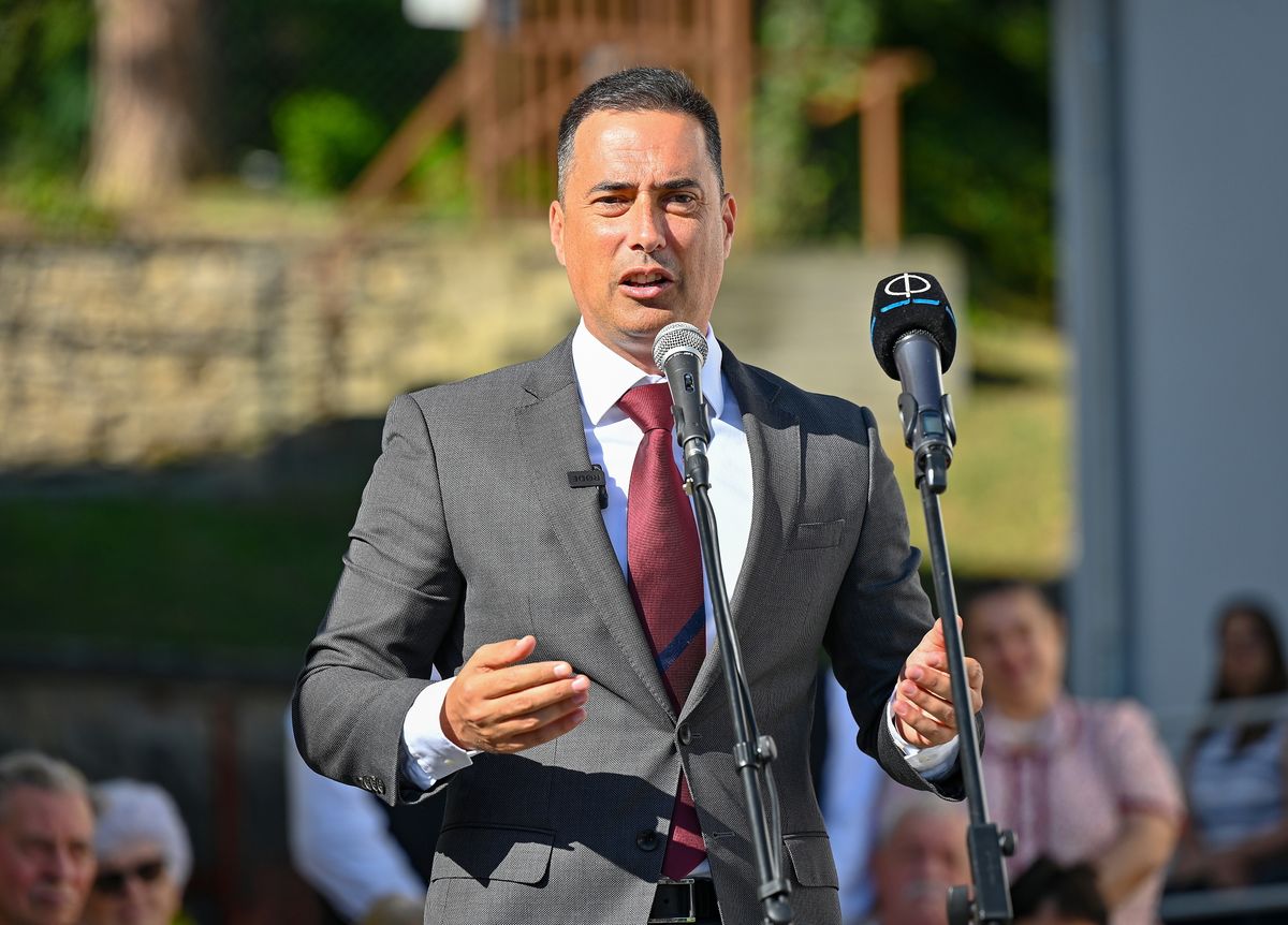 Bakonynána, 2025. szeptember 2.
Ovádi Péter, a térség fideszes országgyűlési képviselője beszédet mond a Bakonynánai Német Nemzetiségi Nyelvoktató Általános Iskola új tornacsarnokának átadásán 2025. szeptember 2-án. A csarnok 617 millió forintból, kormányzati támogatással épült.
MTI/Krizsán Csaba