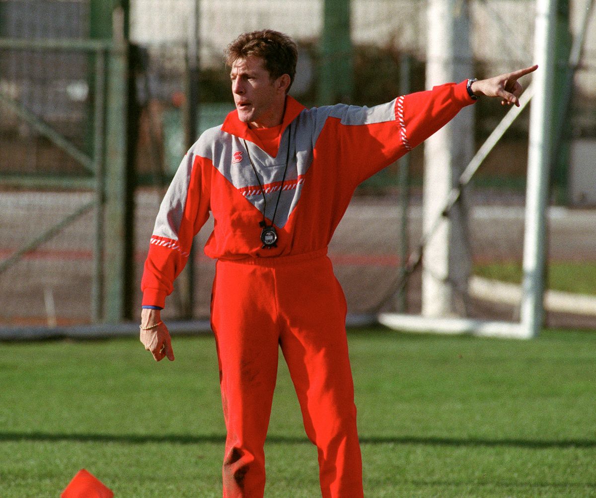 L'entraîneur de l'AS Cannes Luis Fernandez s'entraîne le 02 décembre 1993 à Cannes.(FILM) (Photo by JACQUES SOFFER / AFP)