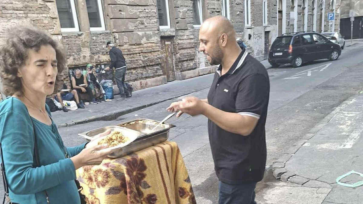 Kukáról osztott ételt az egyik józsefvárosi jelölt
