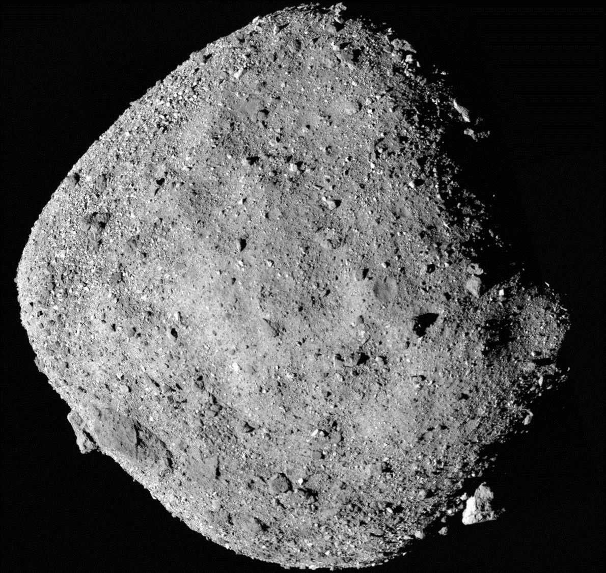 Világűr, 2020. október 20.
A NASA tizenkét PolyCam-felvételből összeállított mozaikképe a Bennu aszteroidáról, amelyeket az OSIRIS-Rex kisbolygókutató űrszonda készített 24 kilométer távolságra a földközeli kisbolygótól 2019. december 2-án. A szonda a tervek szerint 2020. október 21-én megérinti a Bennu felszínét, hogy abból mintát vegyen. Ez az első eset, hogy az Egyesült Államok mintát próbál begyűjteni egy aszteroida felszínéről.
MTI/EPA/NASA/Goddard/University of Arizona