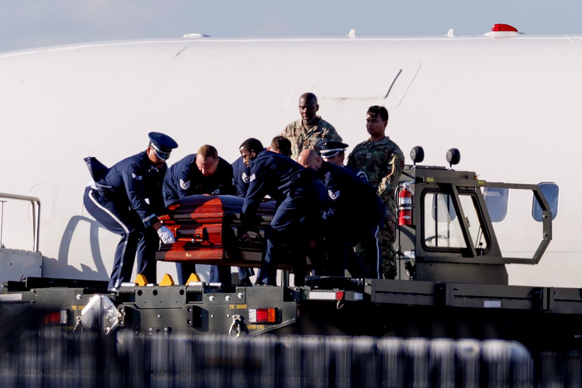 Charlie Kirk koporsója

PHOENIX, ARIZONA - SEPTEMBER 11: The casket containing the body of Charlie Kirk is removed from Air Force Two at Phoenix Sky Harbor International Airport on September 11, 2025 in Phoenix, Arizona. Kirk, the CEO and co-founder of Turning Point USA, was shot and killed on Wednesday in Utah. (Photo by Eric Thayer/Getty Images)