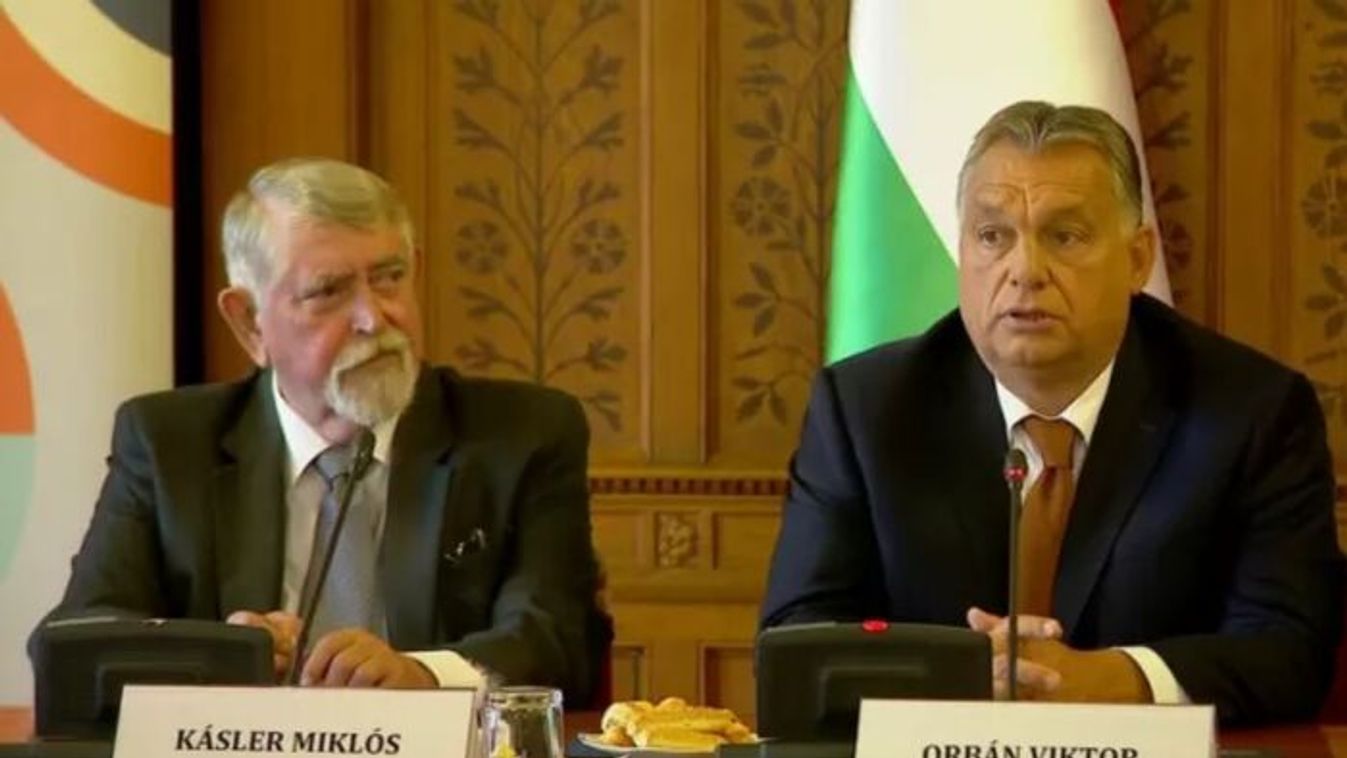 Fpormer minister of human resources MIklos Kasler (l) and PM Viktor Orban (Photo: MTI)