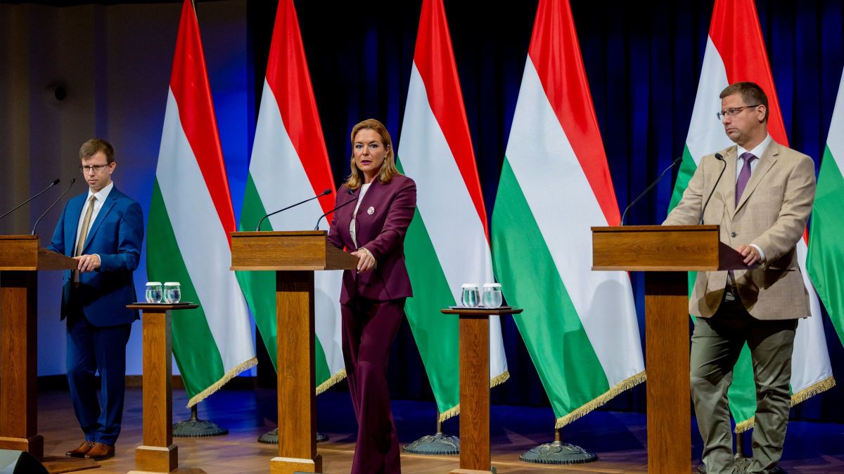 Kormányinfó
Gulyás Gergely, a Miniszterelnökséget vezető miniszter, Vitályos Eszter kormányszóvivő, Bóka János, az európai uniós ügyekért felelős miniszter (b)
