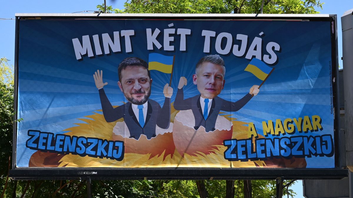 Zelenszkijt és Magyar Pétert ábrázoló plakát