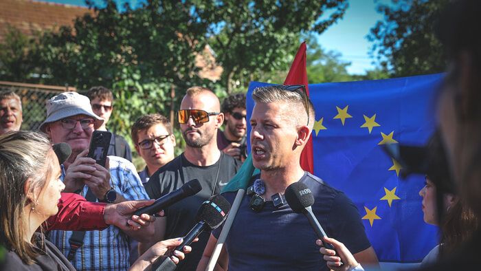 Magyar Péter és a rendőrsorfal Kötcse