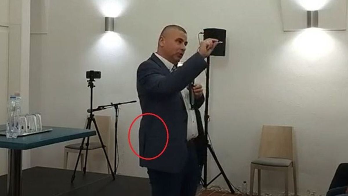 Botrány: a Zsidó Kiválóságok Házában tartott előadásán is lőfegyvert viselhetett Ruszin-Szendi Romulusz