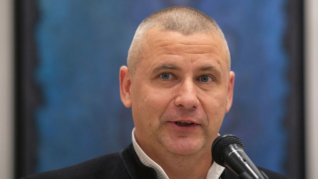 Ruszin-Szendi Romulusz 
MW
Melinda Czinege