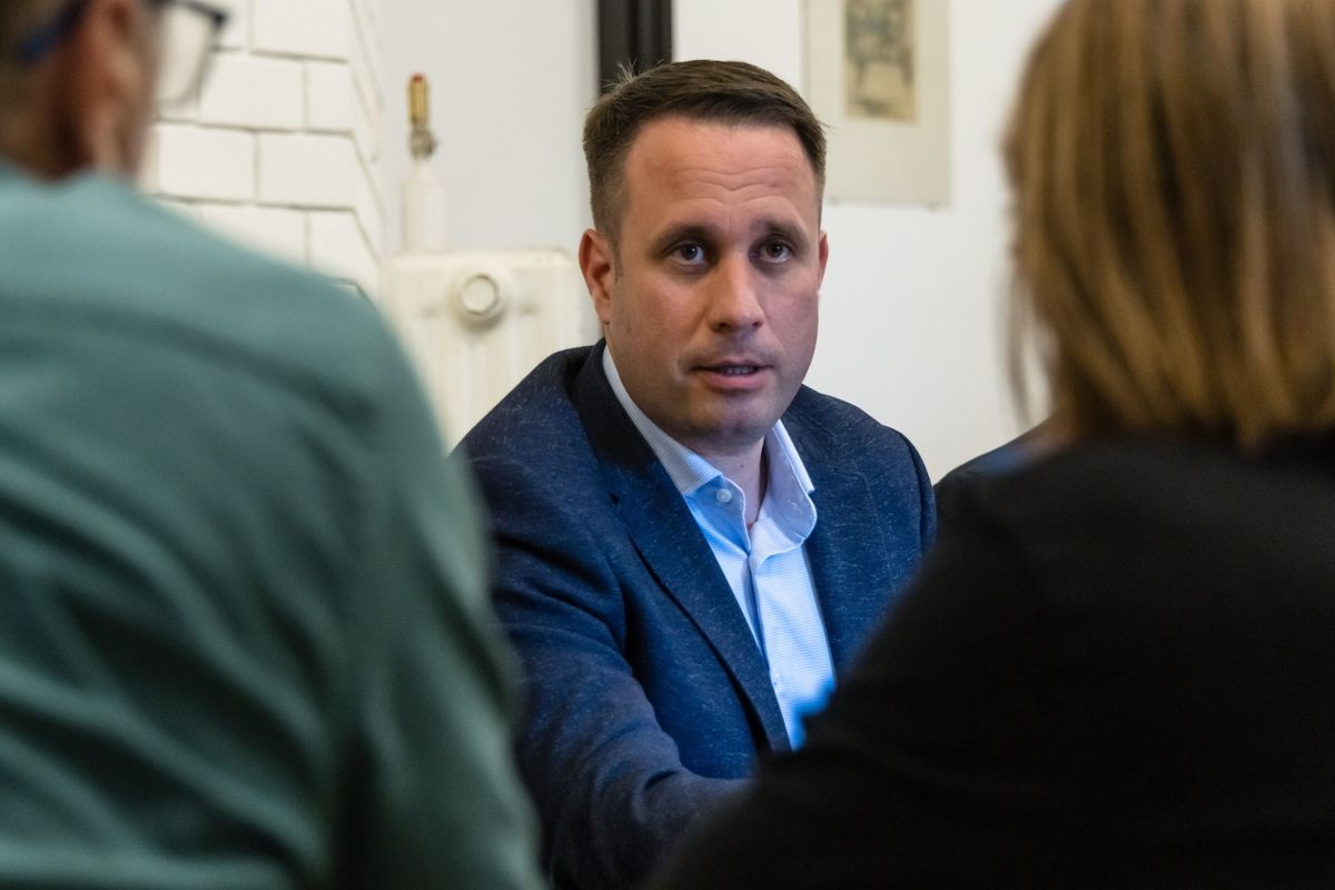 Az Európai Bizottság elnöke szerdán esedékes évértékelőjén hallani akarunk annak okairól, hogy Európa miként kerülhetett egyszerre gazdasági, biztonsági, külpolitikai és identitásválságba – jelentette ki Dömötör Csaba