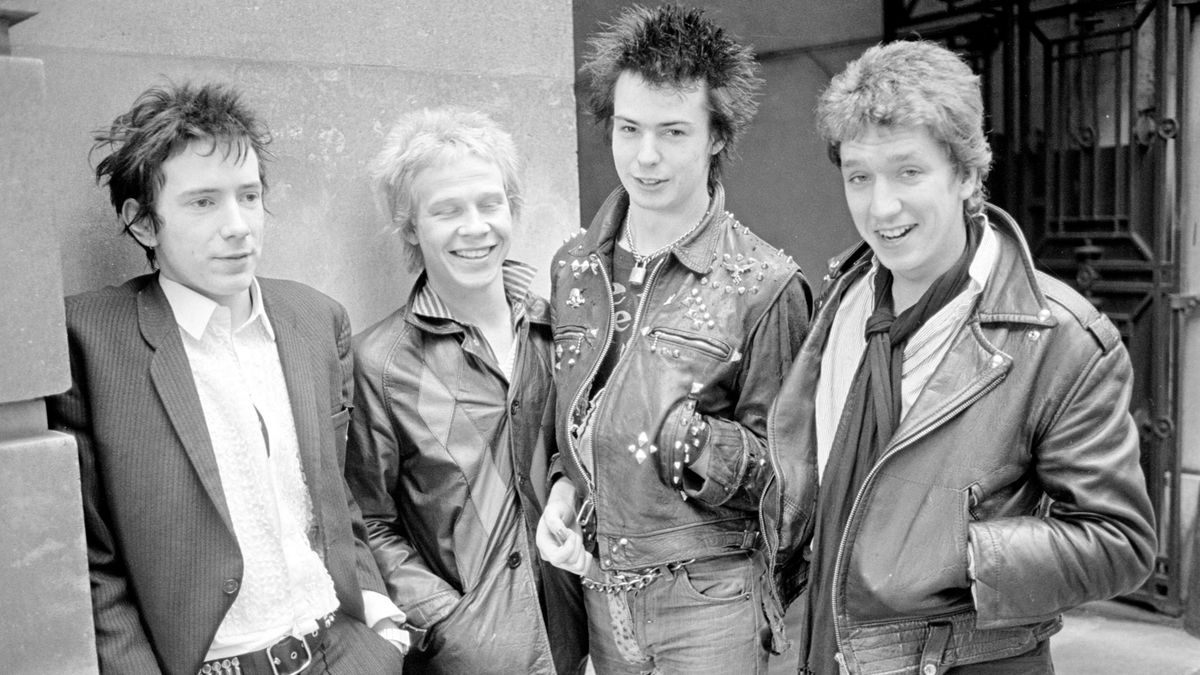 A szex- és drogfüggő kleptomániás alkoholista, aki felforgatta Angliát – a Sex Pistols gitárosa brutálisan őszintén beszél az életéről
