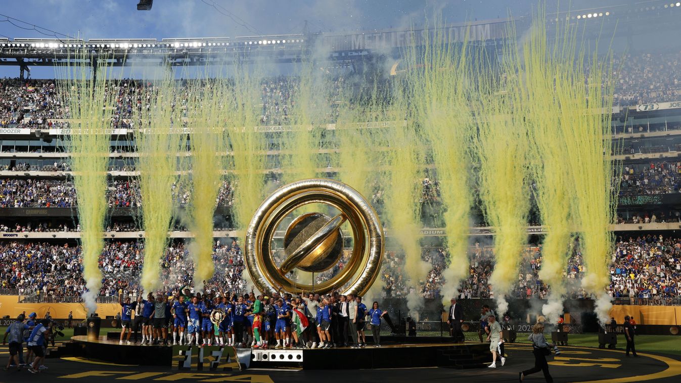  Chelsea
East Rutherford, 2025. július 14.
A játékosai a trófeával a pódiumon, miután 3-0-ra győztek a labdarúgó klubvilágbajnokság döntőjének Chelsea-Paris Saint-Germain mérkőzésén a New Jersey állambei East Rutherfordban 2025. július 13-án..
MTI/EPA/C. 