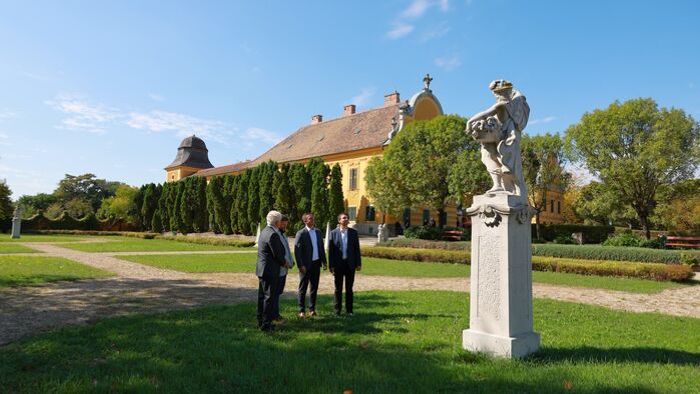 Nagytétényi Kastély
A Nagytétényi Szüreti Mulatság felvonulásával  megnyílt a Száraz-Rudnyánszky-kastély kertje.