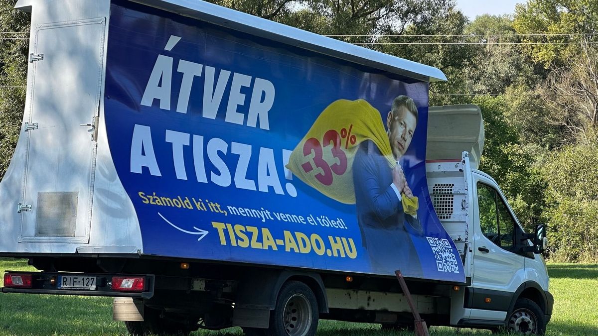 Kötcsén plakátautók emlékeztetik Magyar Péter híveit arra, mit tervez a Tisza Párt