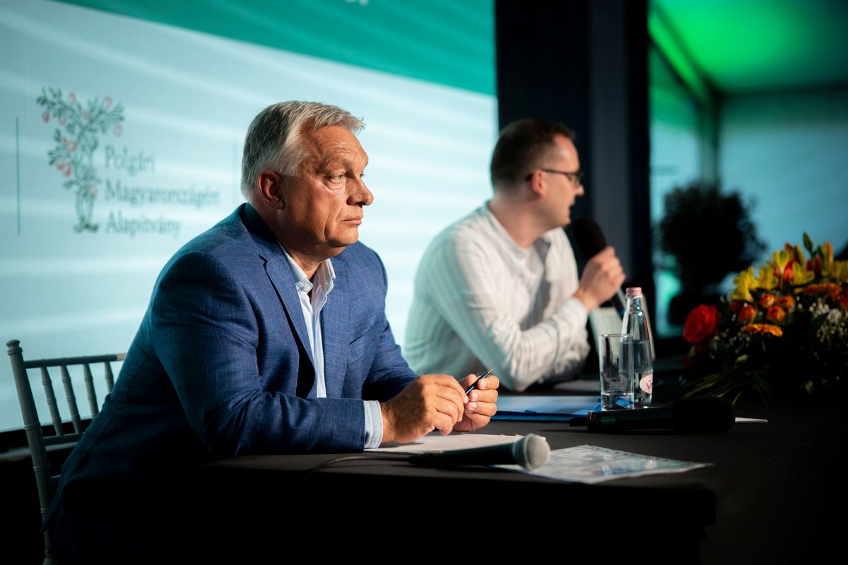 A Miniszterelnöki Kommunikációs Főosztály által közreadott képen Orbán Viktor miniszterelnök, a Fidesz elnöke a Polgári Magyarországért Alapítvány rendezvényén, a Polgári Pikniken a kötcsei Dobozy-kúriában 2025. szeptember 7-én (Fotó: MTI/Miniszterelnöki Kommunikációs Főosztály/Fischer Zoltán)