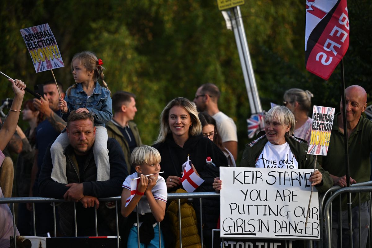 A közvélemény szerint a Munkáspárt kudarcot vallott a migráció kezelésében, a brit–francia egyezség eddig sem hozott eredményt.