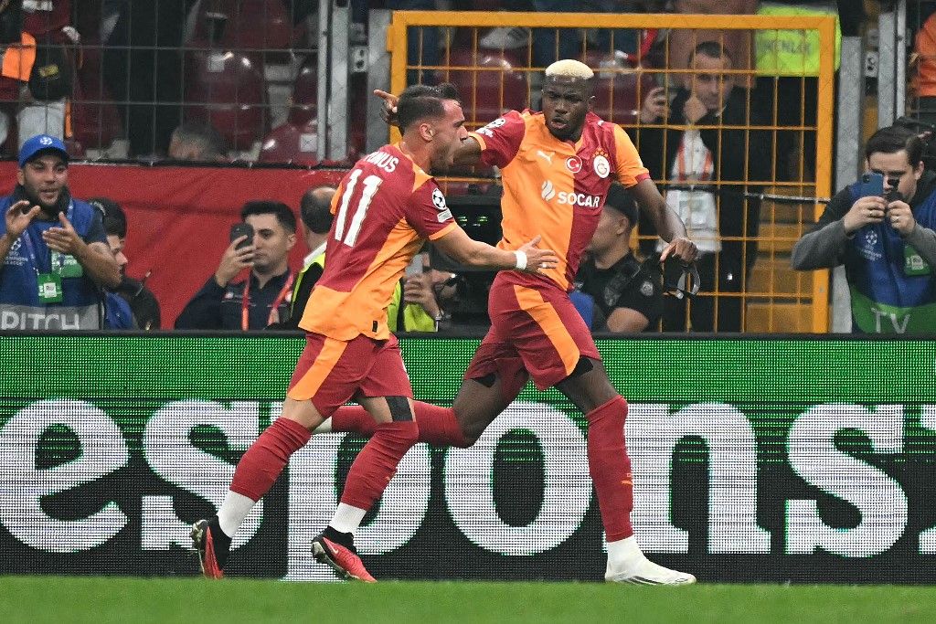 Galatasaray's Nigerian forward #45 Victor Osimhen (R) celebrates after scoring Galatasaray's first goal from the penalty spot with Galatasaray's Turkish forward #11 Yunus Akgun (L) during the UEFA Champions League first round day 2 football match between Galatasaray (TUR) and Liverpool (ENG) at the Ali Sami Yen Spor Kompleksi in Istanbul on September 17, 2025. (Photo by Ozan KOSE / AFP)