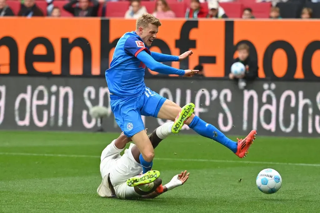 A német Harm Osmers játékvezető a májusi Augsburg–Kiel Bundesliga-meccsen is nagyot hibázott