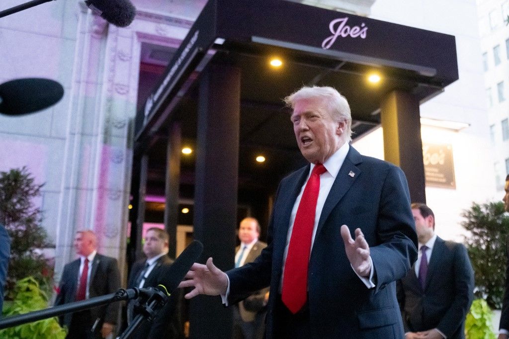 Trump hangsúlyozta: keményen dolgozik a béke édekében (Fotó: SAUL LOEB / AFP)